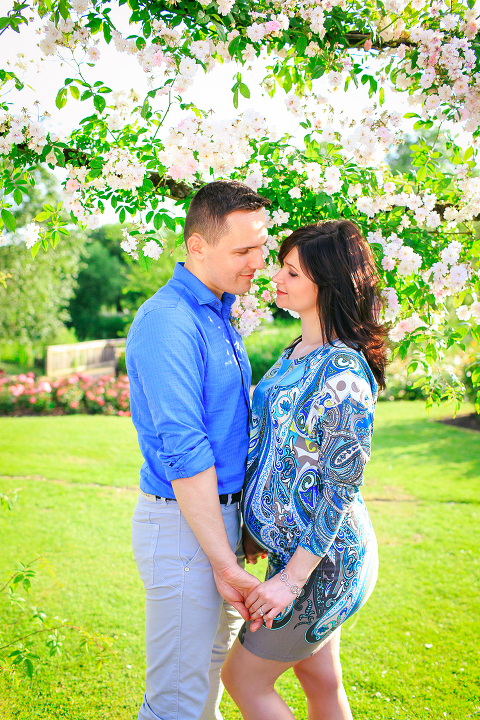 pregnancy_maternity_couple_photo_shoot_London_Regents_park_summer_rose_garden_sunset_016