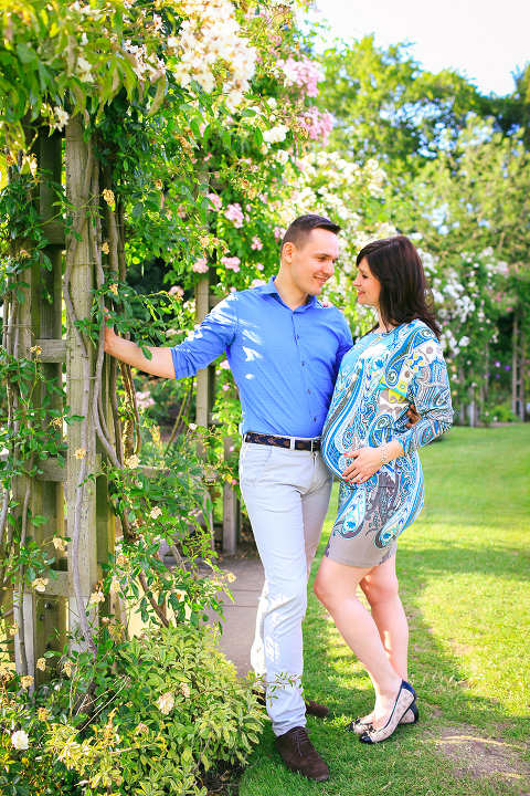 pregnancy_maternity_couple_photo_shoot_London_Regents_park_summer_rose_garden_sunset_019