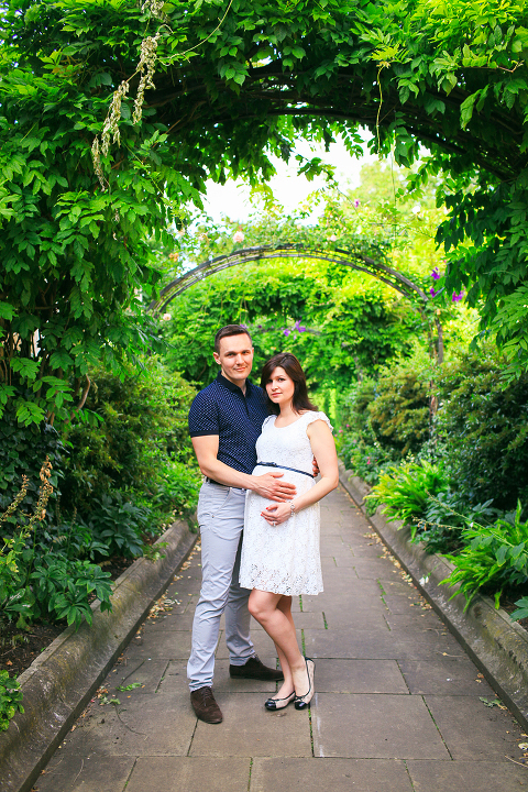 pregnancy_maternity_couple_photo_shoot_London_Regents_park_summer_rose_garden_sunset_024
