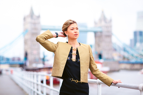 London-portrait-fashion-photo-shoot-Tower_Bridge_glamour_004