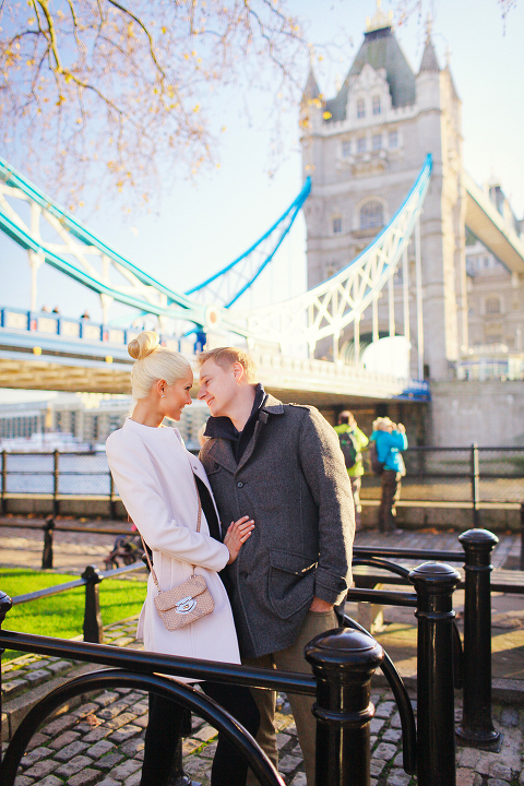 love-story-engagement-photoshoot-london-autumn-tower-bridge-st-katharine-docks_01
