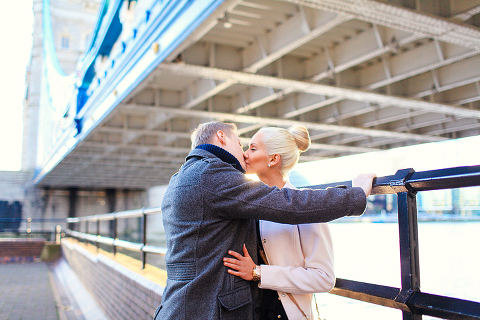 love-story-engagement-photoshoot-london-autumn-tower-bridge-st-katharine-docks_07