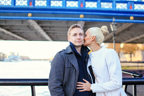 love-story-engagement-photoshoot-london-autumn-tower-bridge-st-katharine-docks_13