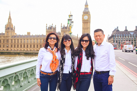 Family photoshoot in London Westminster Buckingham  Big Ben Tower03