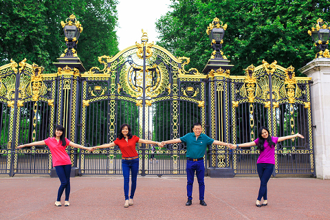 Family photoshoot in London Westminster Buckingham  Big Ben Tower10