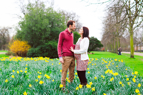 pregnancy photo shoot in notting hill london couple hyde park spring_ (19)