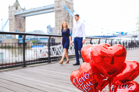 engagement pre wedding couple love story photo shoot london tower bridge st katharine docks red heart balloons (10)