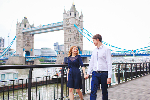 engagement pre wedding couple love story photo shoot london tower bridge st katharine docks red heart balloons (11)