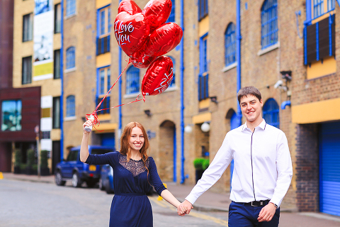 engagement pre wedding couple love story photo shoot london tower bridge st katharine docks red heart balloons (15)