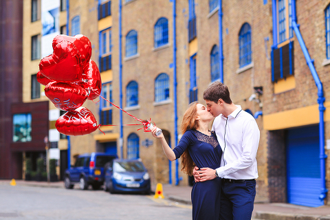 engagement pre wedding couple love story photo shoot london tower bridge st katharine docks red heart balloons (16)