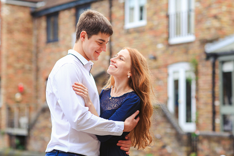engagement pre wedding couple love story photo shoot london tower bridge st katharine docks red heart balloons (17)