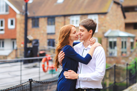 engagement pre wedding couple love story photo shoot london tower bridge st katharine docks red heart balloons (18)
