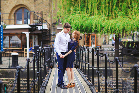 engagement pre wedding couple love story photo shoot london tower bridge st katharine docks red heart balloons (19)