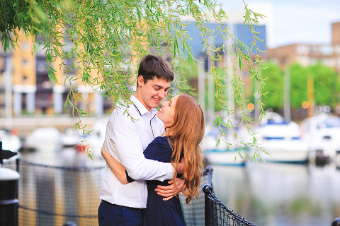 engagement pre wedding couple love story photo shoot london tower bridge st katharine docks red heart balloons (22)