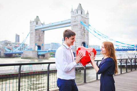 engagement pre wedding couple love story photo shoot london tower bridge st katharine docks red heart balloons (24)
