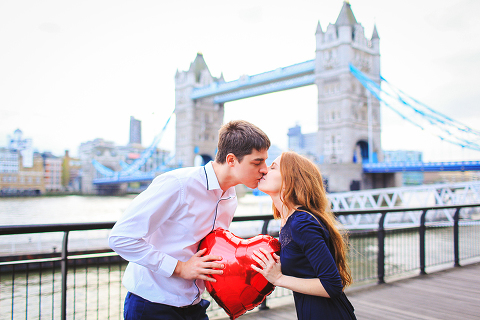 engagement pre wedding couple love story photo shoot london tower bridge st katharine docks red heart balloons (25)