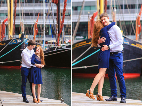 engagement pre wedding couple love story photo shoot london tower bridge st katharine docks red heart balloons (3)