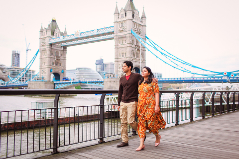 Couple photo shoot London engagement love story tower bridge big ben  (4)