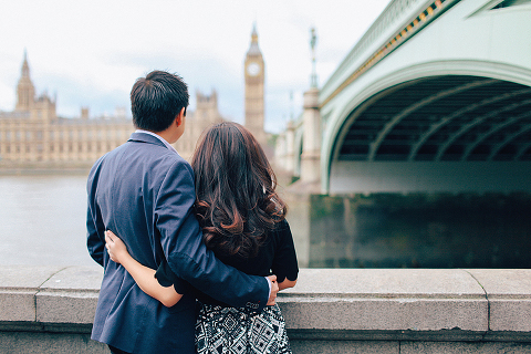 couples engagement love story pre wedding London photo shoot rainy day autumn westminster big ben