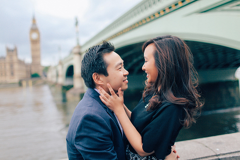couples engagement love story pre wedding London photo shoot rainy day autumn westminster big ben  (1)