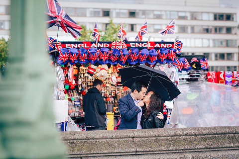 couples engagement love story pre wedding London photo shoot rainy day autumn westminster big ben  (10)
