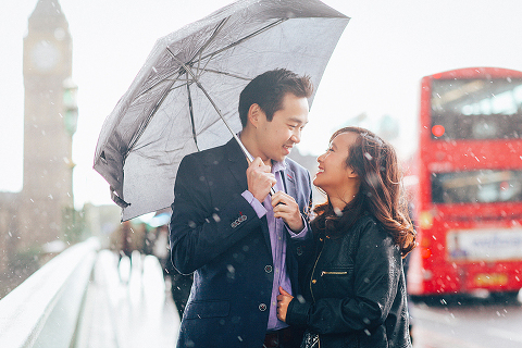 couples engagement love story pre wedding London photo shoot rainy day autumn westminster big ben  (11)