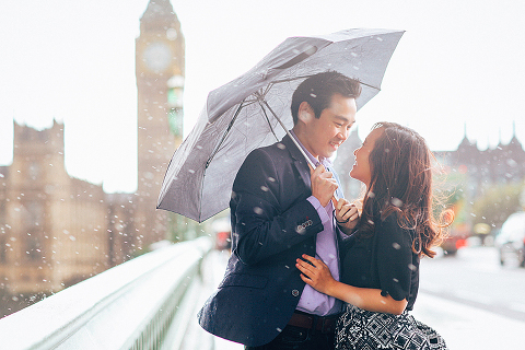 couples engagement love story pre wedding London photo shoot rainy day autumn westminster big ben  (13)