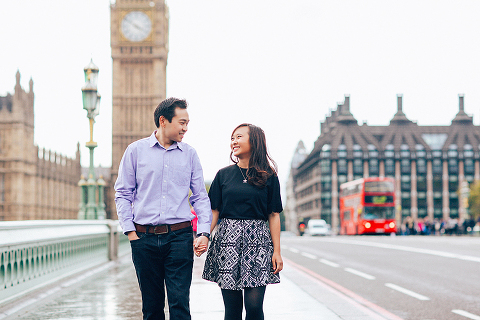 couples engagement love story pre wedding London photo shoot rainy day autumn westminster big ben  (14)