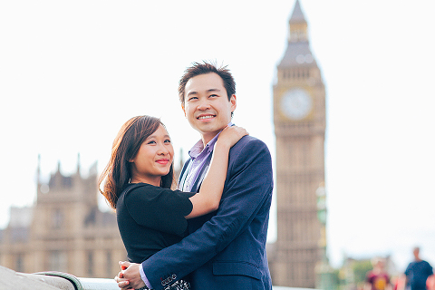 couples engagement love story pre wedding London photo shoot rainy day autumn westminster big ben  (16)
