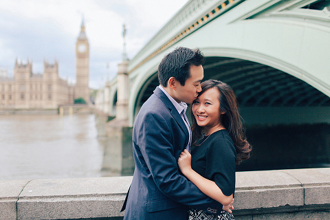 couples engagement love story pre wedding London photo shoot rainy day autumn westminster big ben  (2)