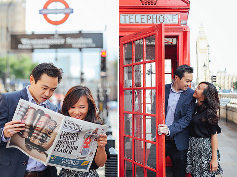 couples engagement love story pre wedding London photo shoot rainy day autumn westminster big ben  (21)