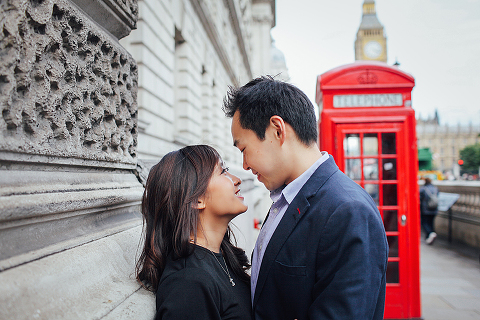 couples engagement love story pre wedding London photo shoot rainy day autumn westminster big ben  (22)