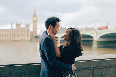 couples engagement love story pre wedding London photo shoot rainy day autumn westminster big ben  (6)