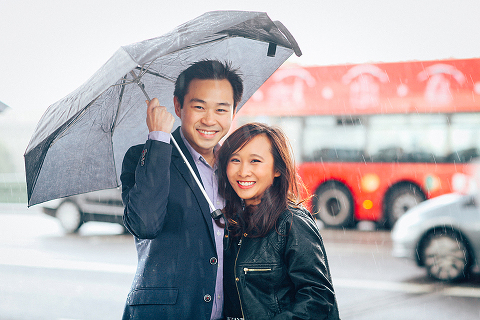 couples engagement love story pre wedding London photo shoot rainy day autumn westminster big ben  (9)