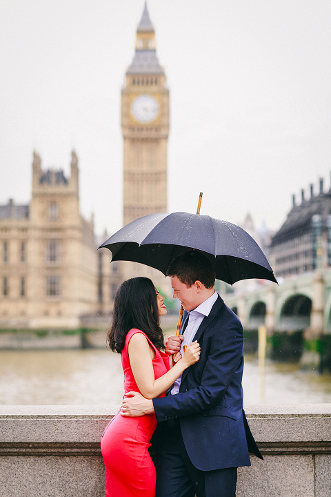 engagement pre wedding couples love story photo shoot westminster London tower bridge rainy day big ben south bank (14)