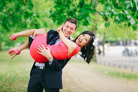 engagement pre wedding couples love story photo shoot westminster London tower bridge rainy day big ben south bank (4)