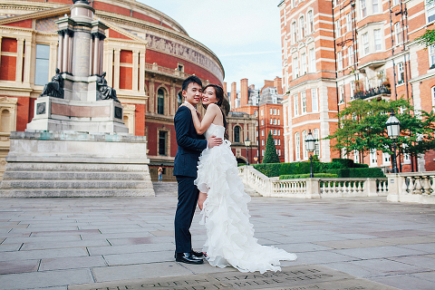 engagement pre wedding photographer London Kensington Natural history museum rainy day couple  (10)