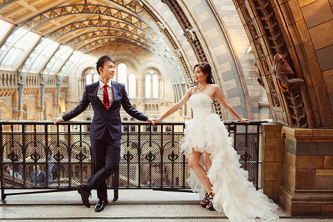 engagement pre wedding photographer London Kensington Natural history museum rainy day couple  (14)
