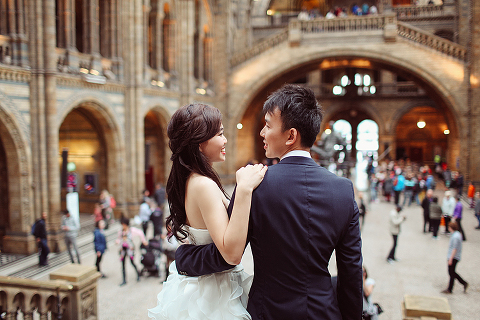 engagement pre wedding photographer London Kensington Natural history museum rainy day couple  (22)