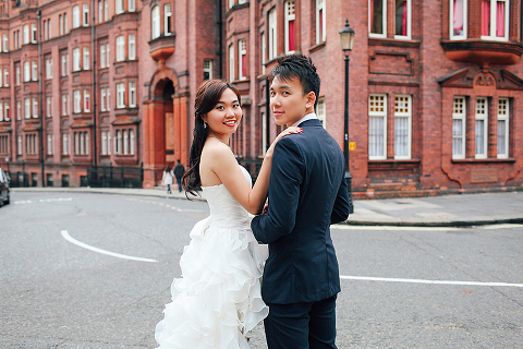 engagement pre wedding photographer London Kensington Natural history museum rainy day couple  (3)