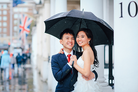 engagement pre wedding photographer London Kensington Natural history museum rainy day couple  (34)