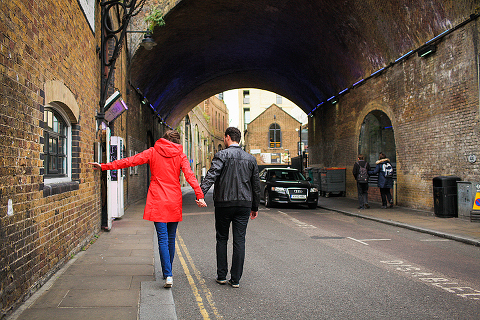 couples engagement love story photo shoot autumn London Borough market Tower Bridge Vinopolis Piazza (2)