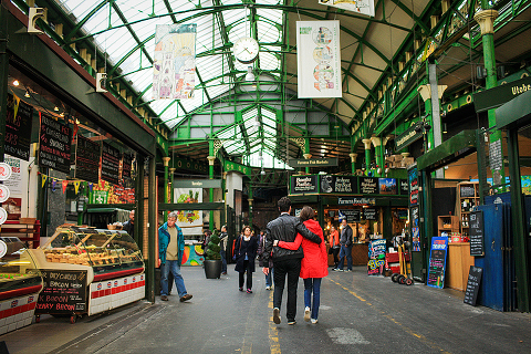 couples engagement love story photo shoot autumn London Borough market Tower Bridge Vinopolis Piazza (7)