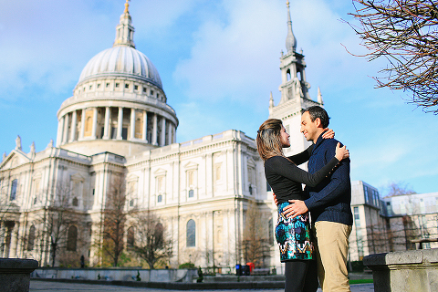 st pauls cathedral millenium bridge engagement couples photo shoot winter (3)