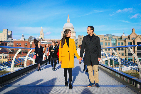 st pauls cathedral millenium bridge engagement couples photo shoot winter (6)