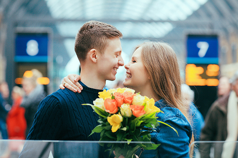 engagement love story couples pre wedding photo shoot London Kings Cross st Pancras station (6)