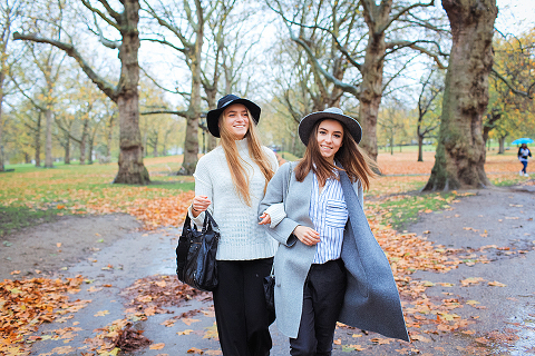 friends portrait london outdoor street style photo shoot fashion rainy day westminster big ben carnaby street green park winter piccadilly (1)