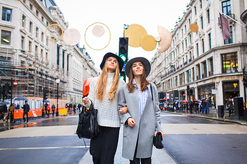 friends portrait london outdoor street style photo shoot fashion rainy day westminster big ben carnaby street green park winter piccadilly (10)