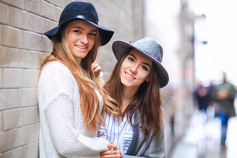 friends portrait london outdoor street style photo shoot fashion rainy day westminster big ben carnaby street green park winter piccadilly (13)
