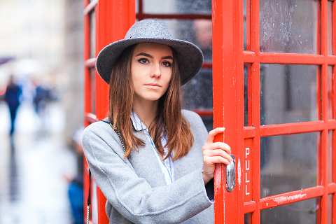 friends portrait london outdoor street style photo shoot fashion rainy day westminster big ben carnaby street green park winter piccadilly (15)